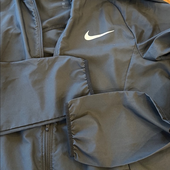 Woman’s Nike essential jacket - Picture 9 of 9